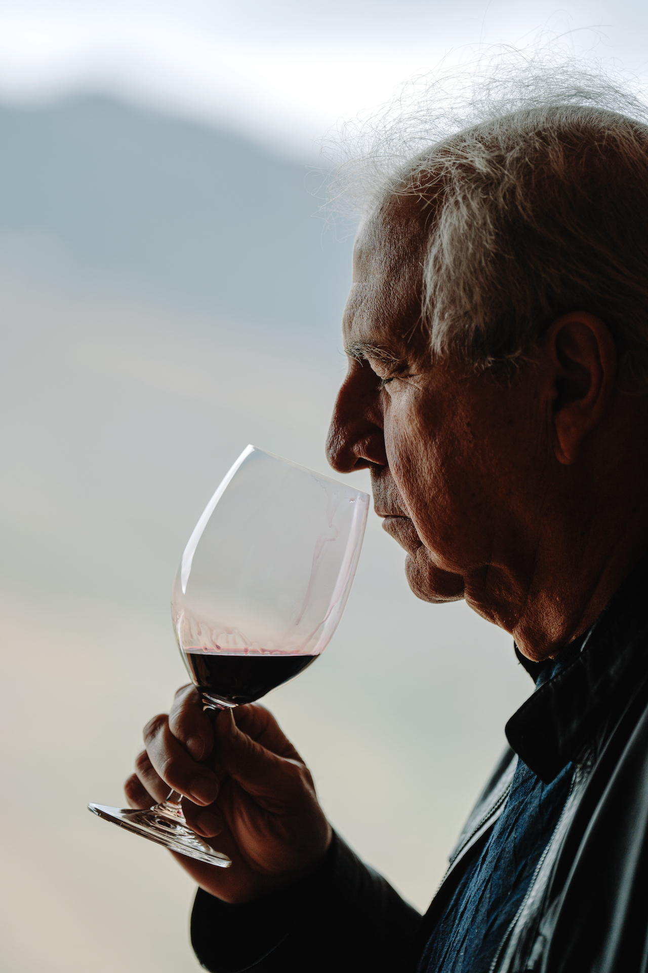 Rubens Menin a fazer uma prova de vinho
