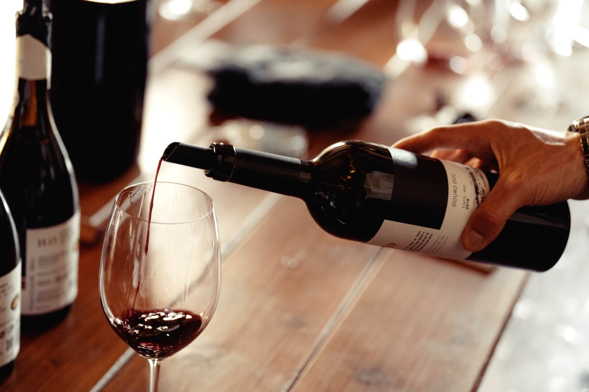 Copo a ser servido com vinho da Horta Osório