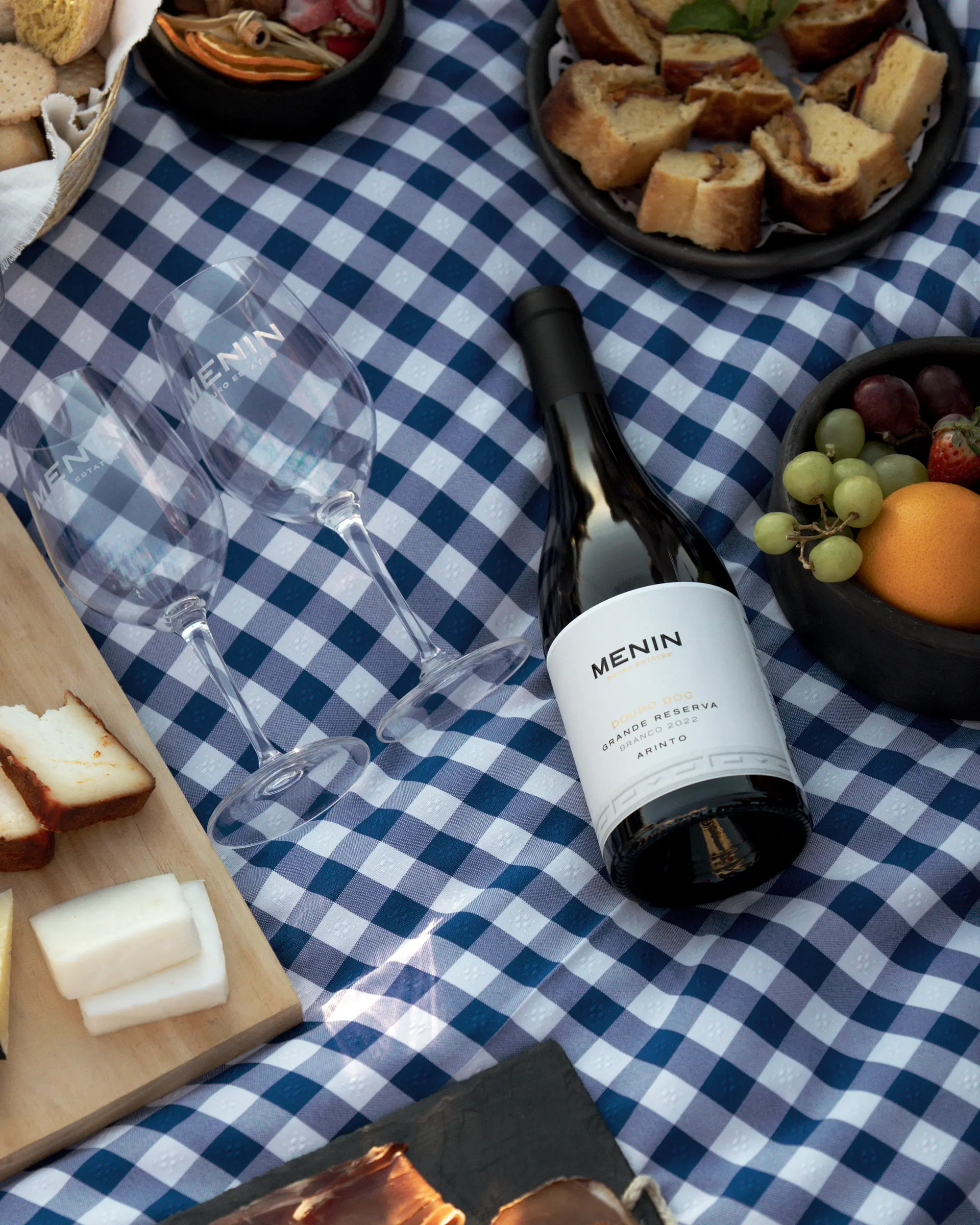 Garrafa do Menin Grande Reserva Branco num ambiente de picnic