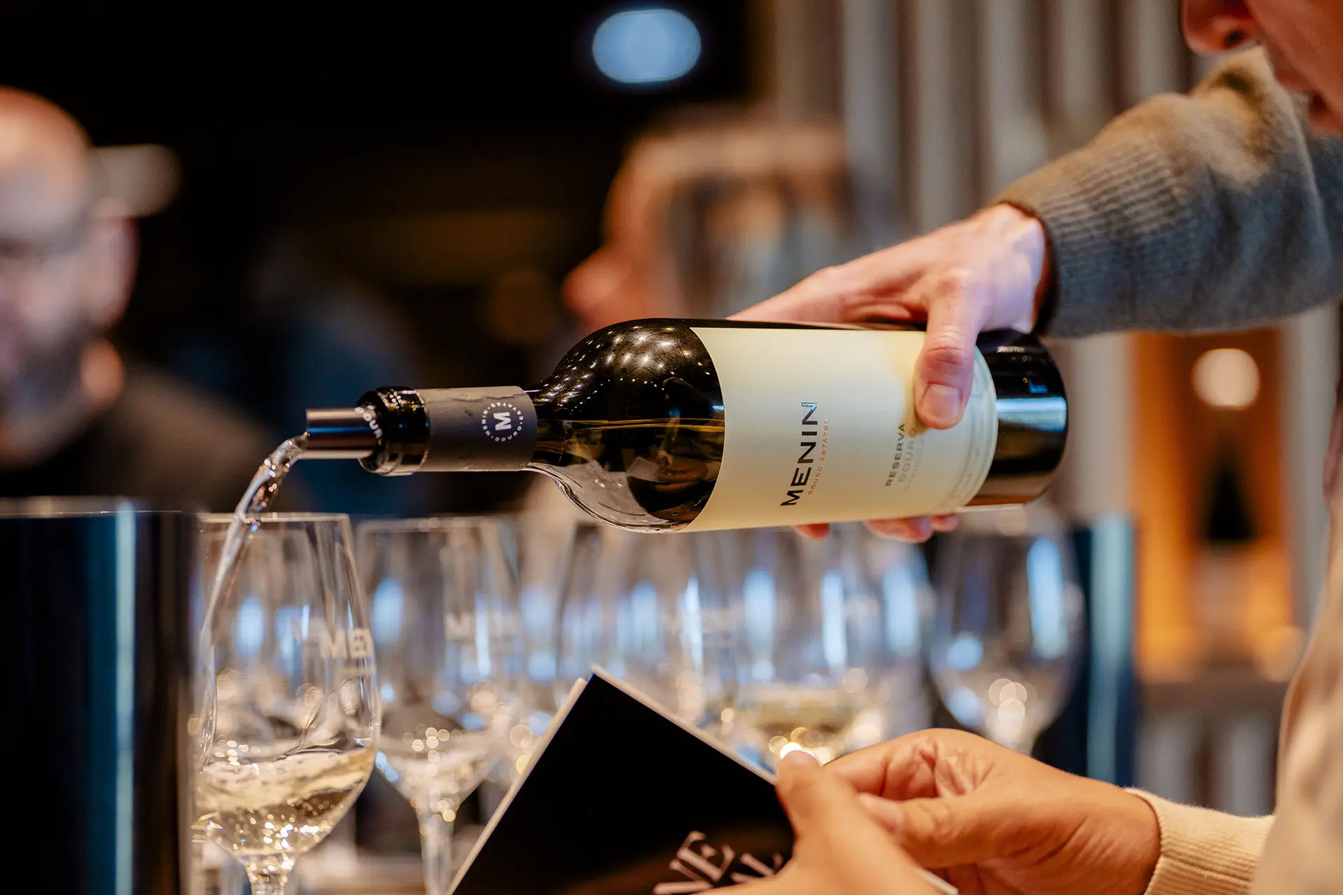 Garrafa de Menin Reserva Branco a ser servido para um copo