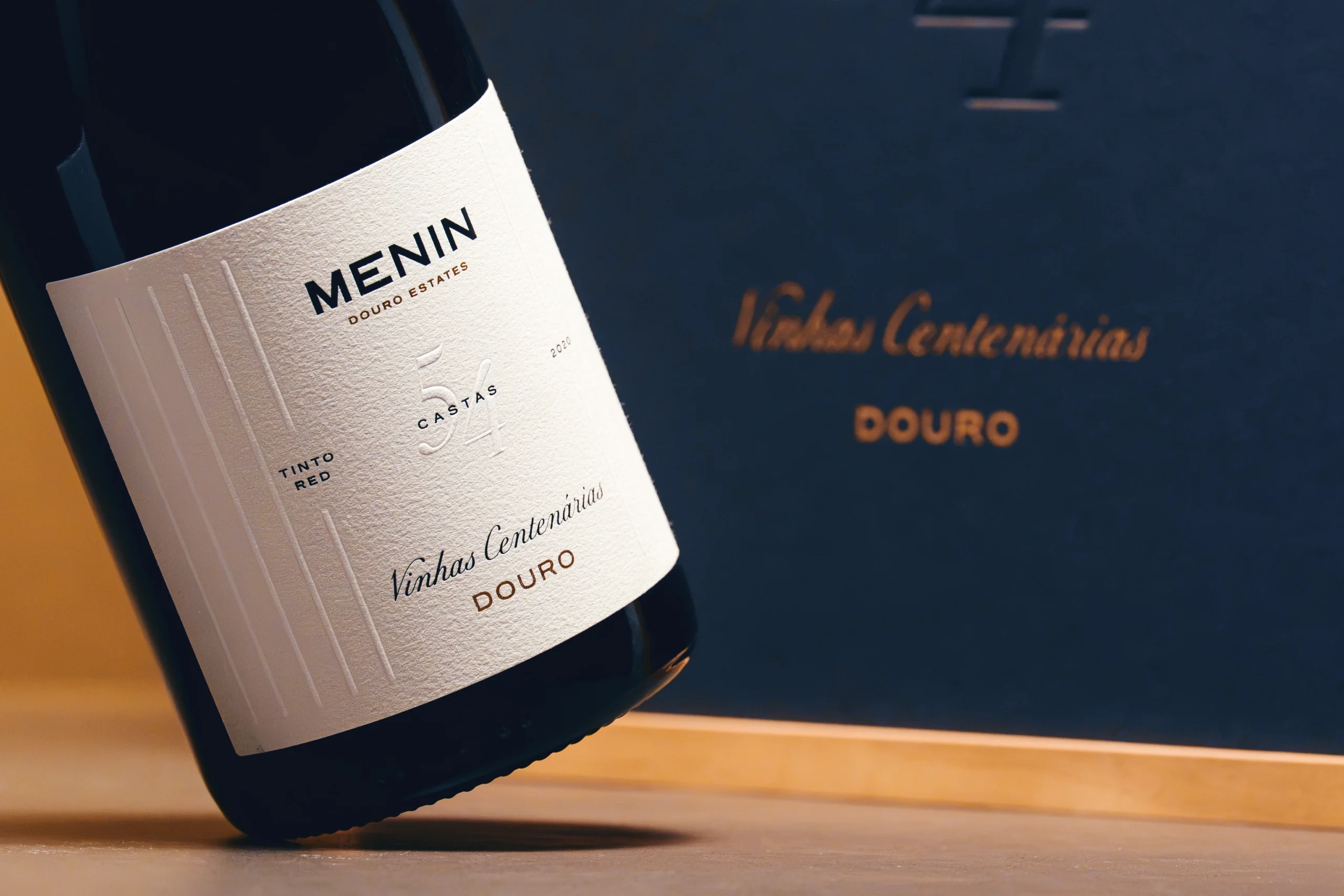 Imagem da garrafa e caixa do vinho Menin 54 Castas